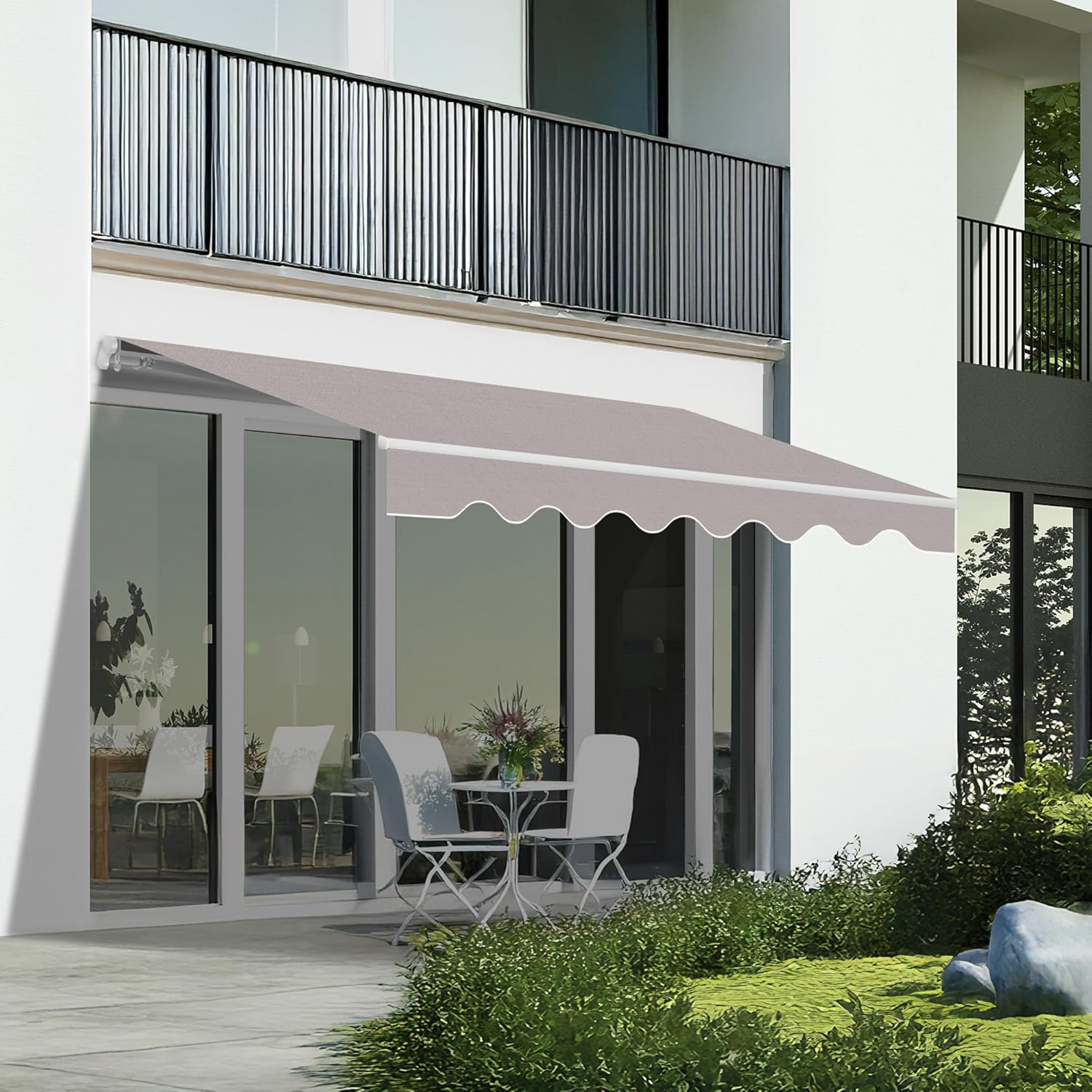 toldo retráctil para mantener la casa fresca en verano